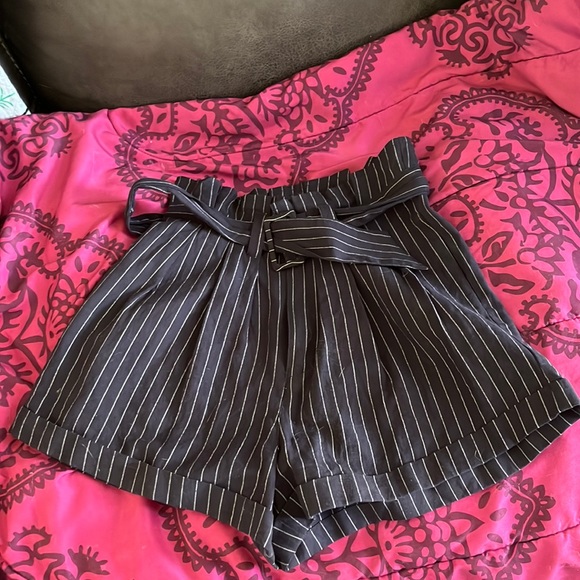 Size 6 Nunui short. Navy blue with white pin stripes - Picture 1 of 5